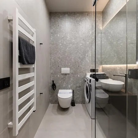 Evuri Budapest 2 *